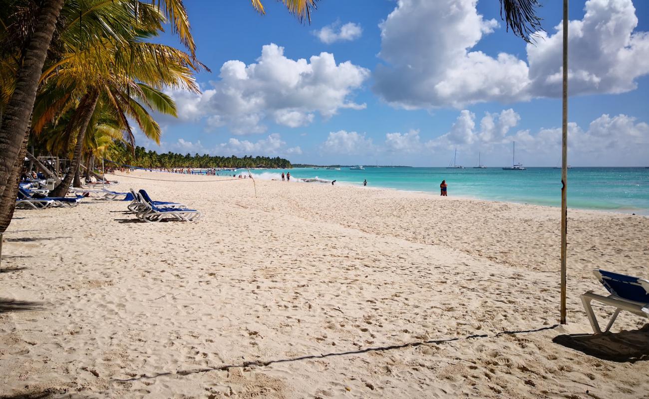 Foto de Playa de Bayahibe con brillante arena fina superficie