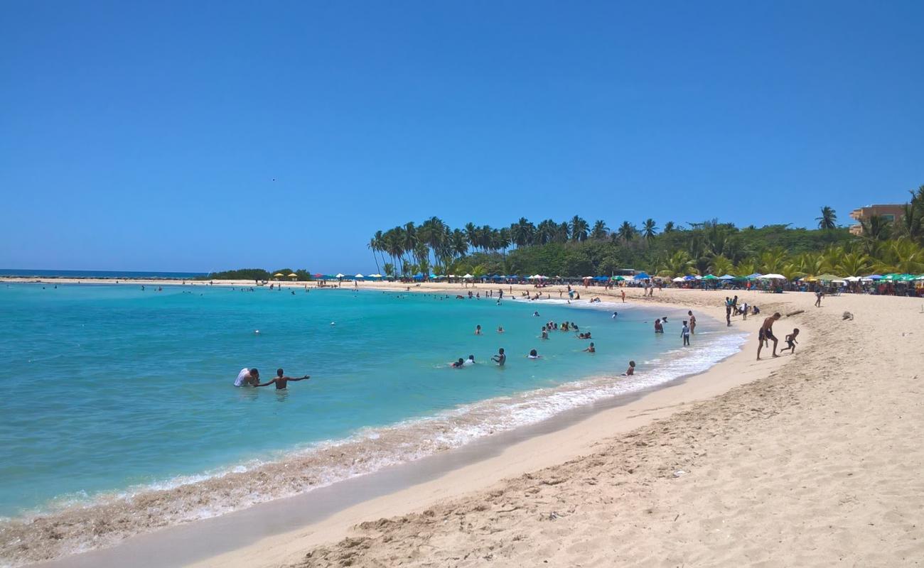 Foto de Playa Juan Dolio con brillante arena fina superficie