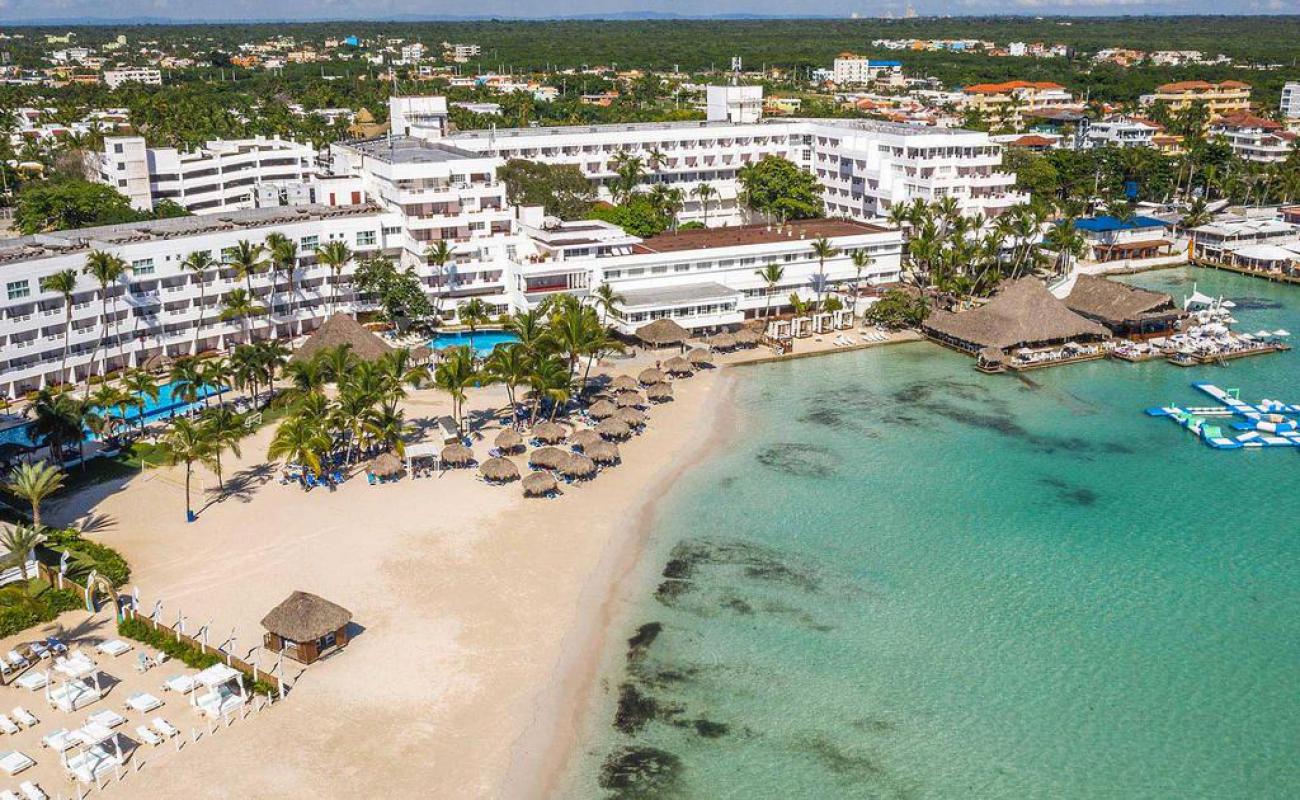 Foto de Boca Chica beach con brillante arena fina superficie