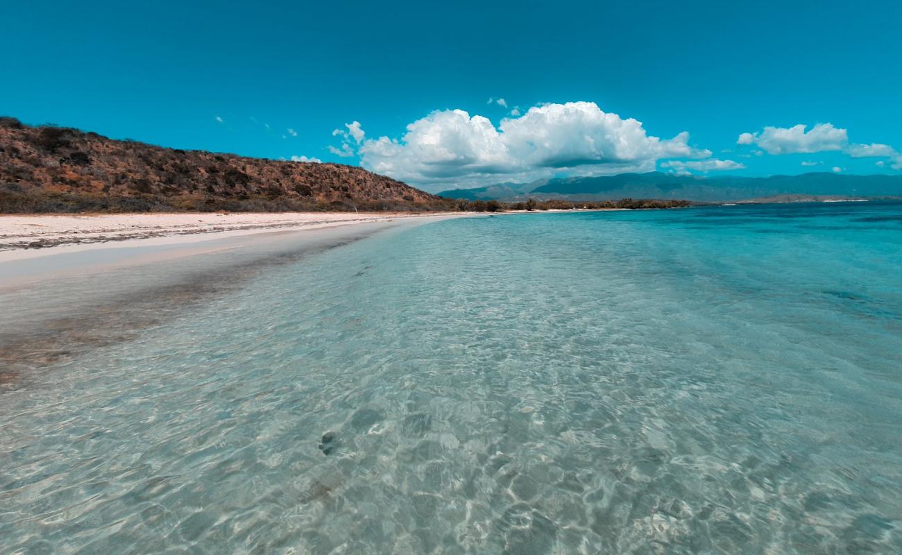 Foto de Blanca beach con brillante arena fina superficie