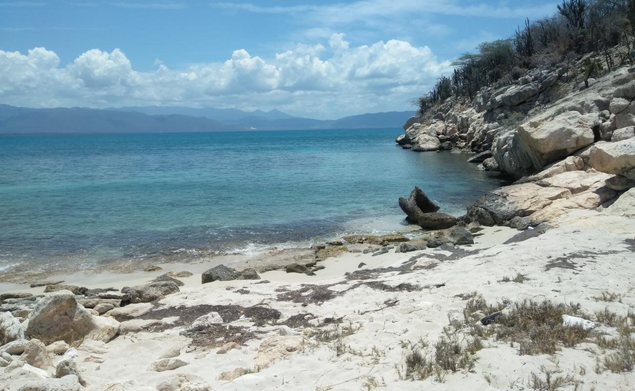 Foto de Pirates Cave beach con arena brillante y rocas superficie