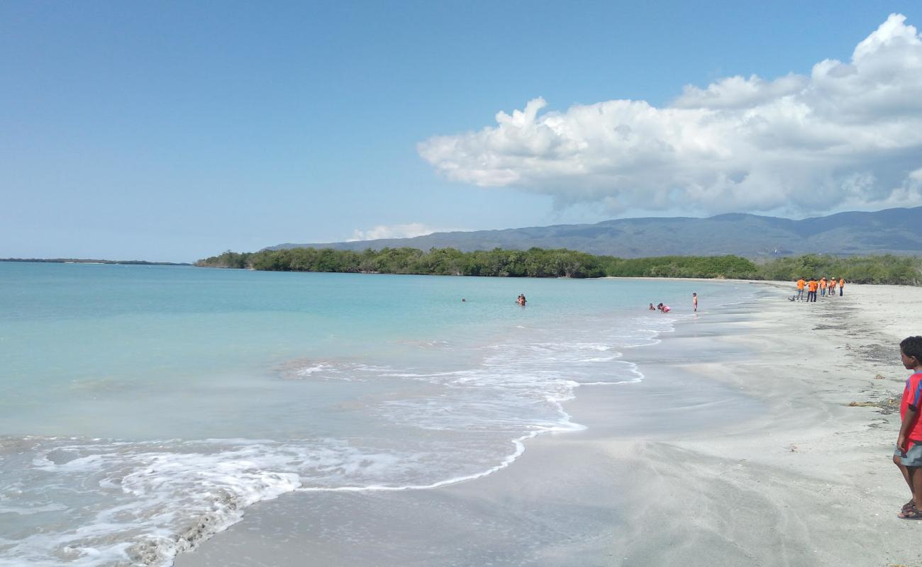 Foto de Los Negros beach con brillante arena fina superficie