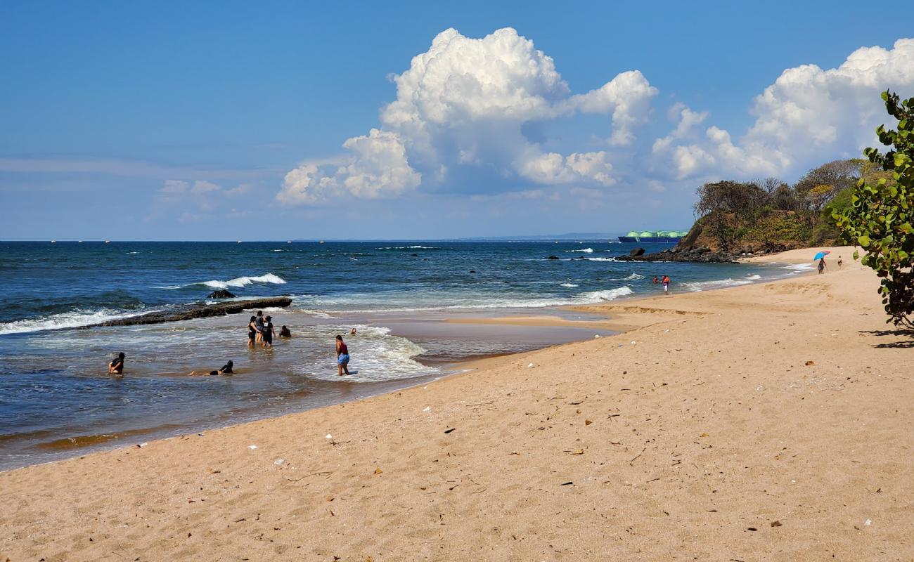 Foto de Los Almendros Beach con arena brillante superficie