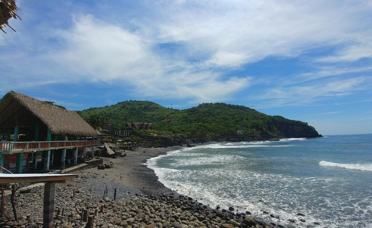 Foto de El Zonte beach con arena gris y guijarros superficie