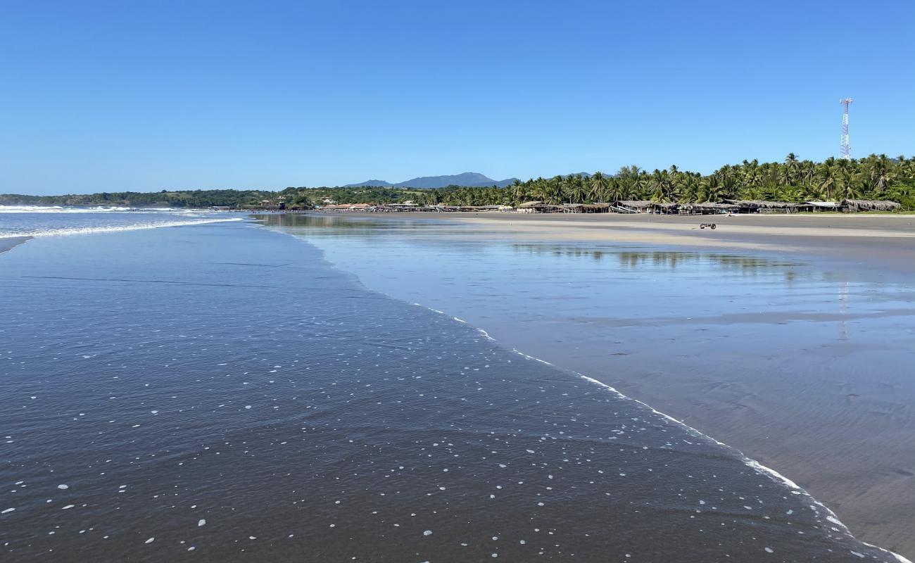 Foto de Playa El Cuco con arena gris superficie