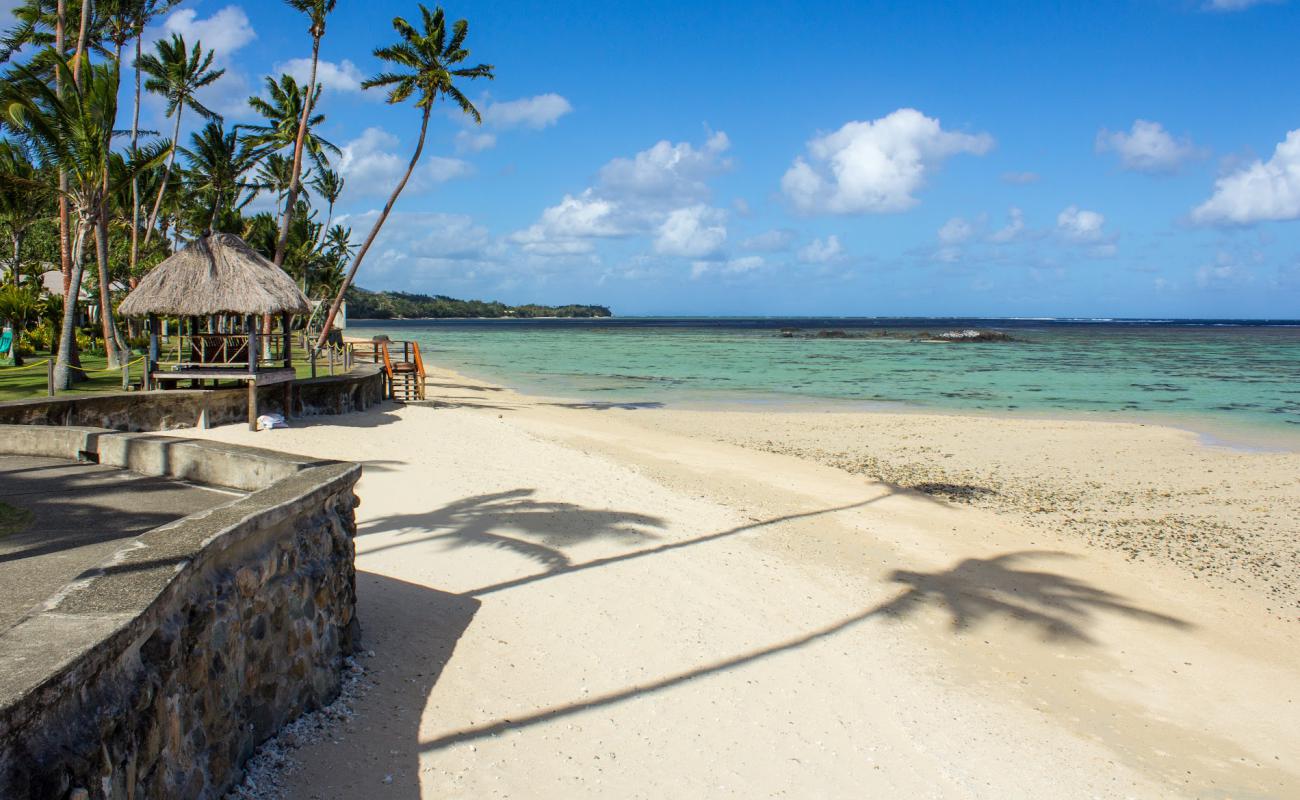 Foto de Fiji Hideaway Beach con arena brillante y rocas superficie