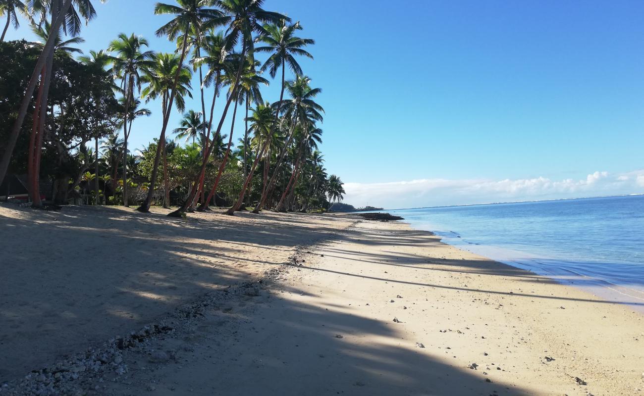 Foto de Tambua Sands Beach con arena brillante y rocas superficie