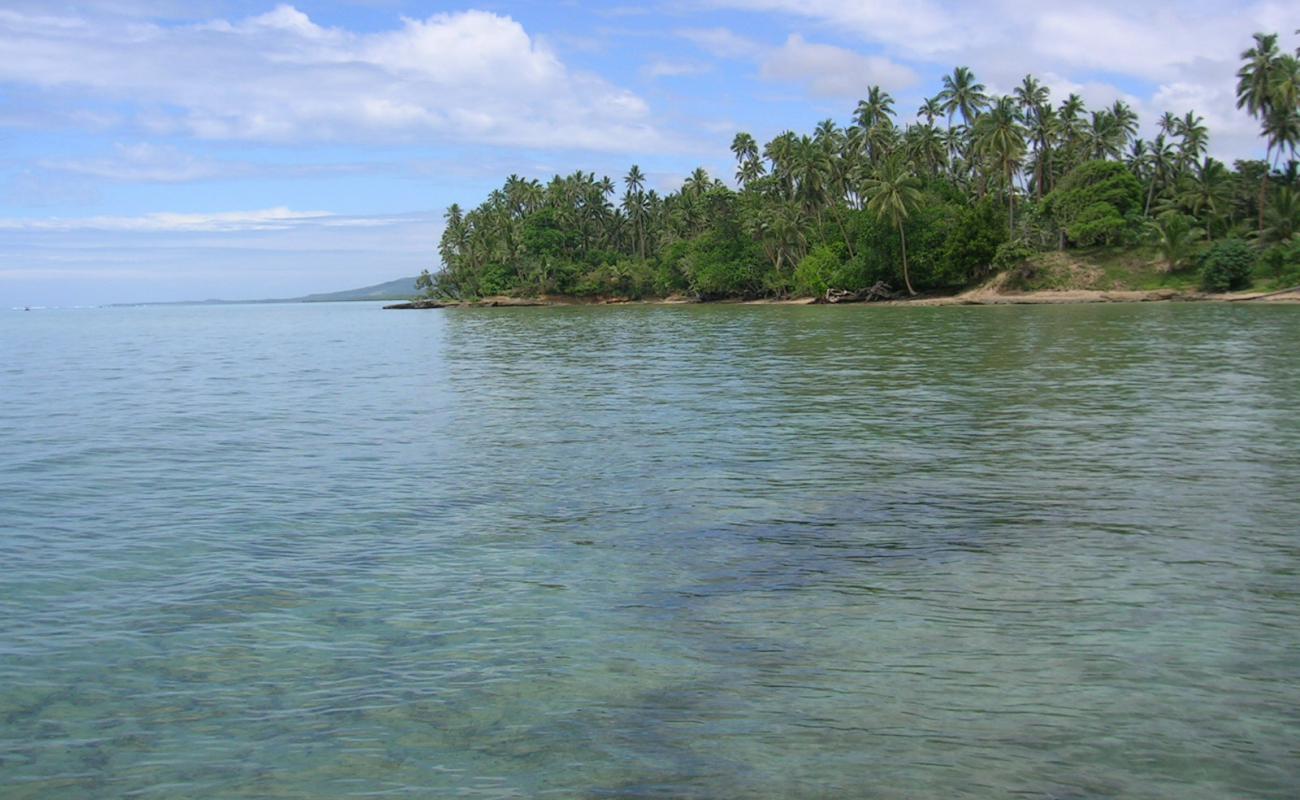 Foto de Kasavu Beach con arena brillante superficie