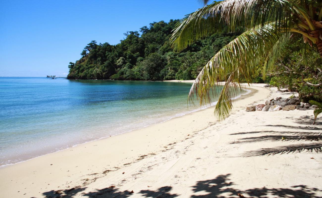 Foto de Laucala Beach con arena brillante superficie