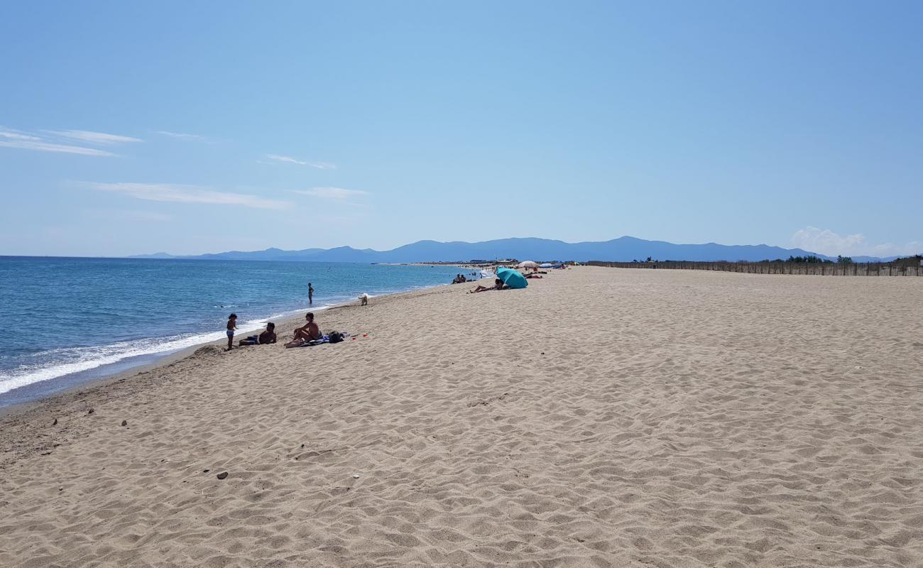 Foto de La Baraquette beach con brillante arena fina superficie