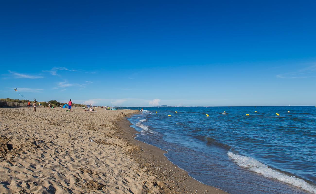 Foto de Serignan Plage con brillante arena fina superficie