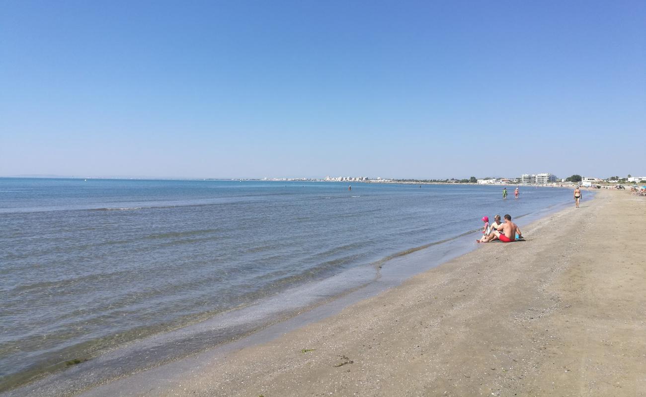 Foto de Le Grau-du-Roi beach con brillante arena fina superficie