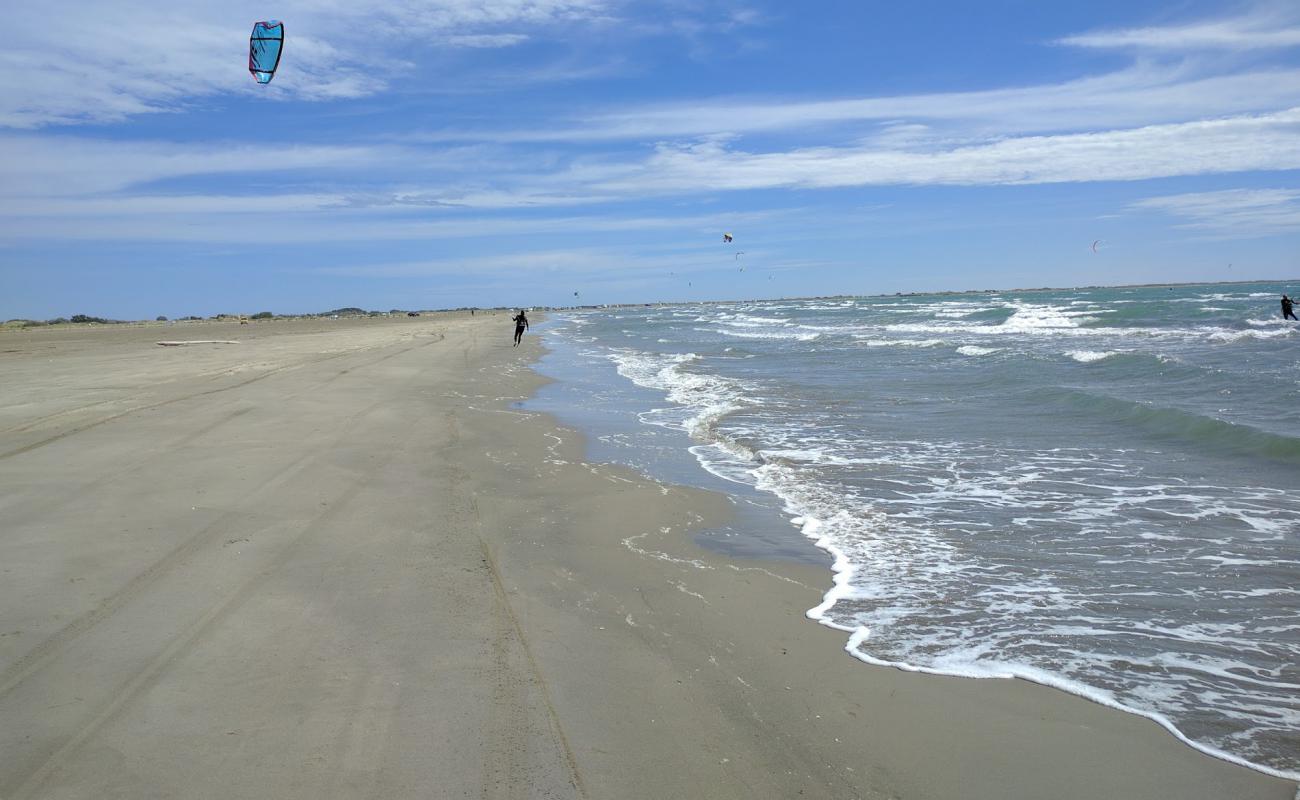 Foto de Plage de Beauduc con brillante arena fina superficie