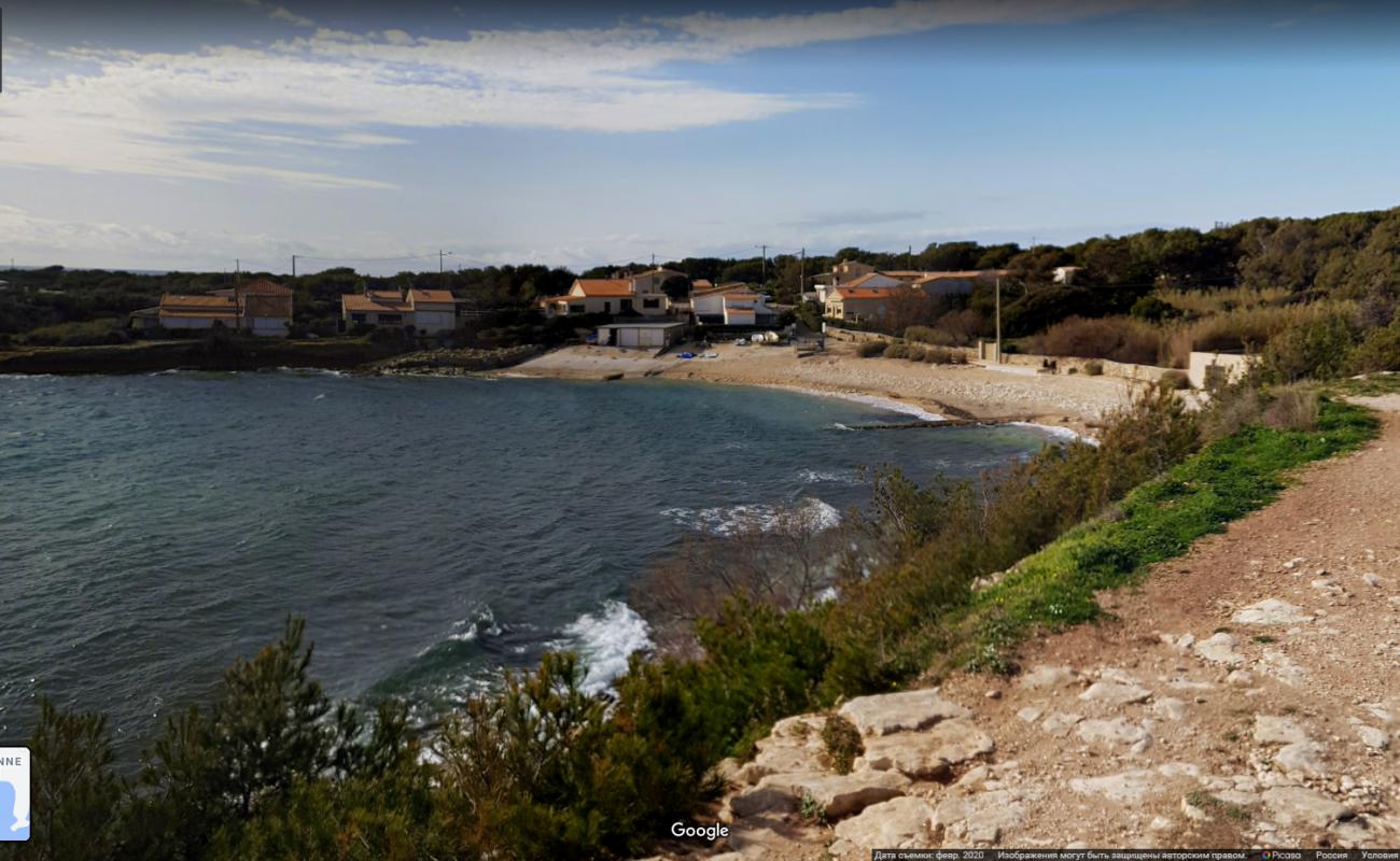 Foto de Couronne Vielle beach con agua cristalina superficie