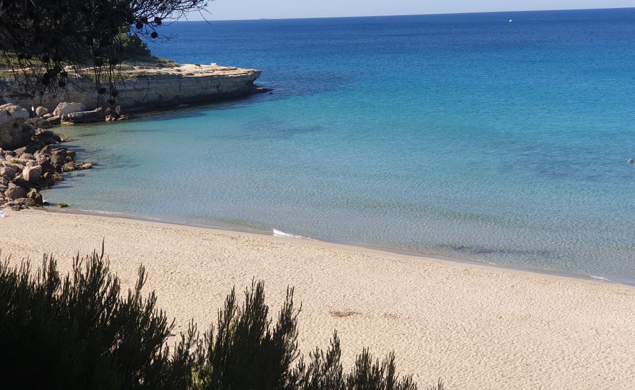 Foto de Playa de San Coix con brillante arena fina superficie