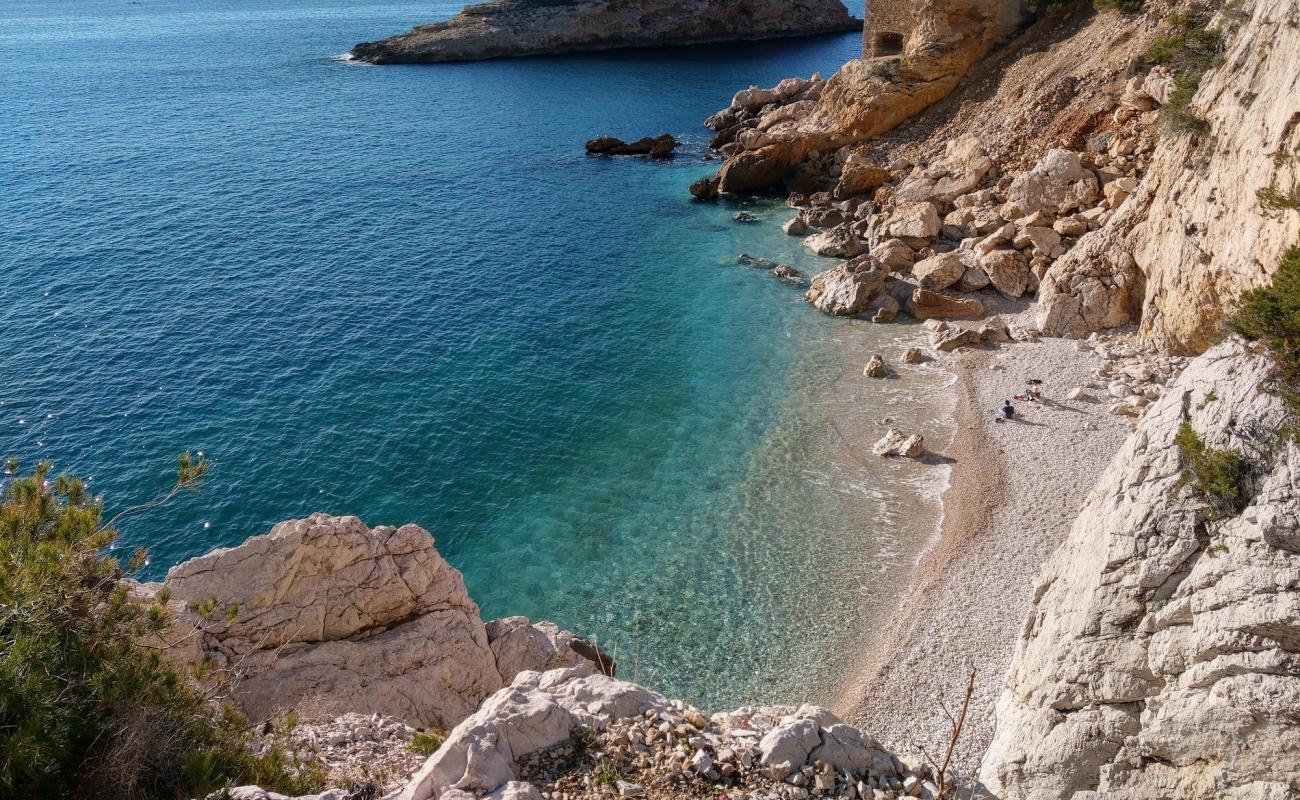 Foto de Calanque de l'Erevine con guijarro blanco superficie