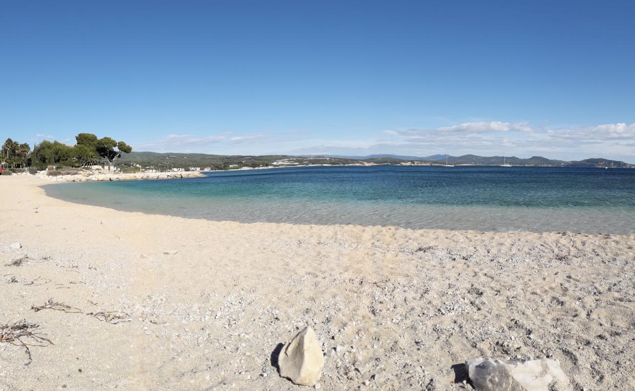 Foto de Plage Capucins con arena brillante superficie