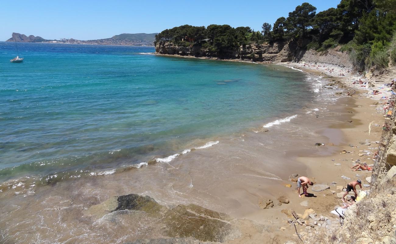 Foto de Plage du Liouquet con arena brillante y rocas superficie