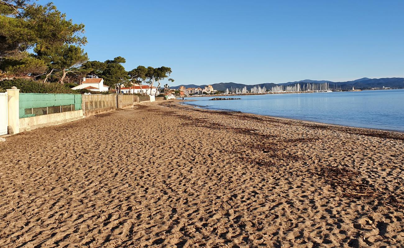 Foto de beach of Pesquiers con arena brillante superficie