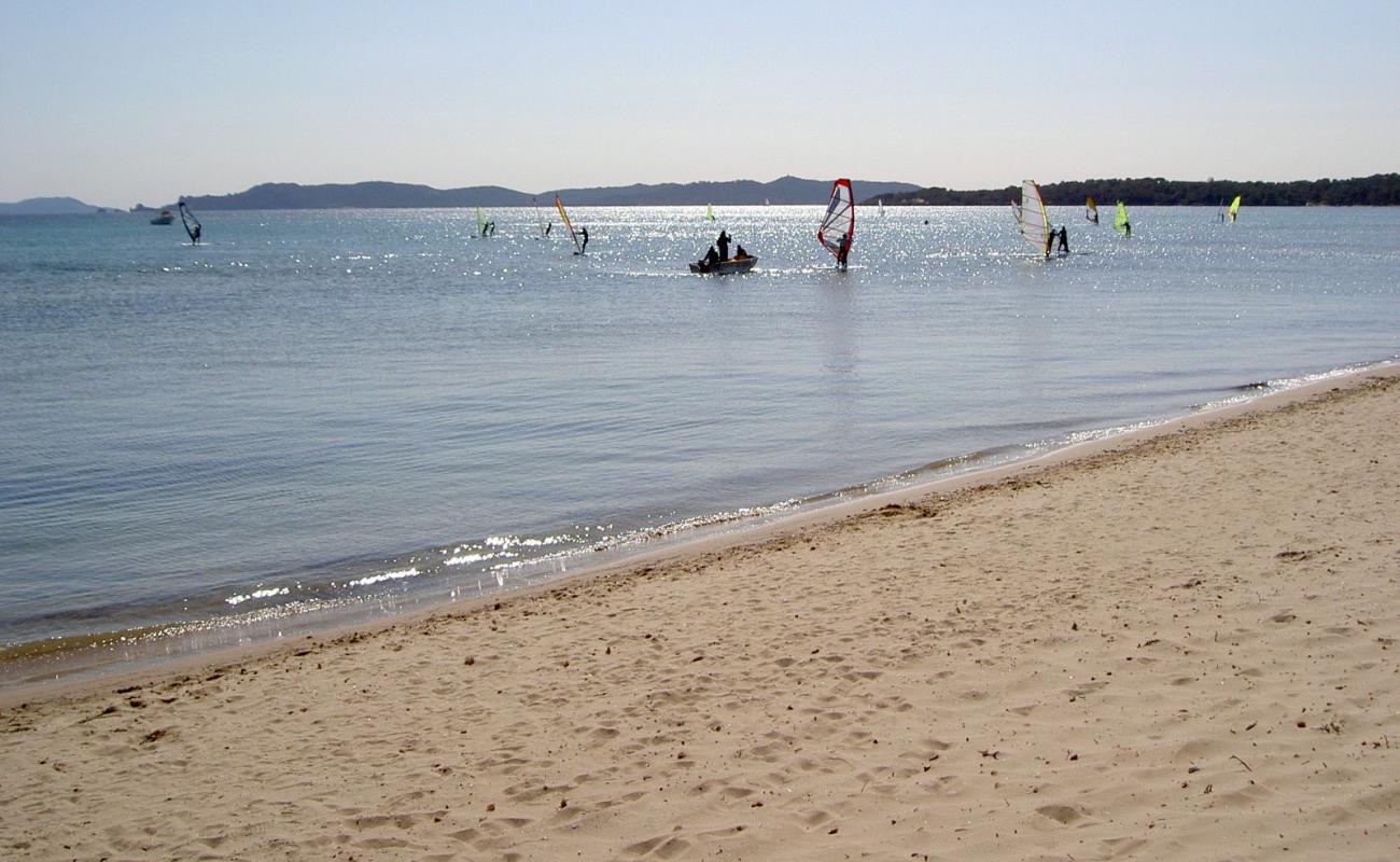 Foto de Belturon beach con arena brillante superficie