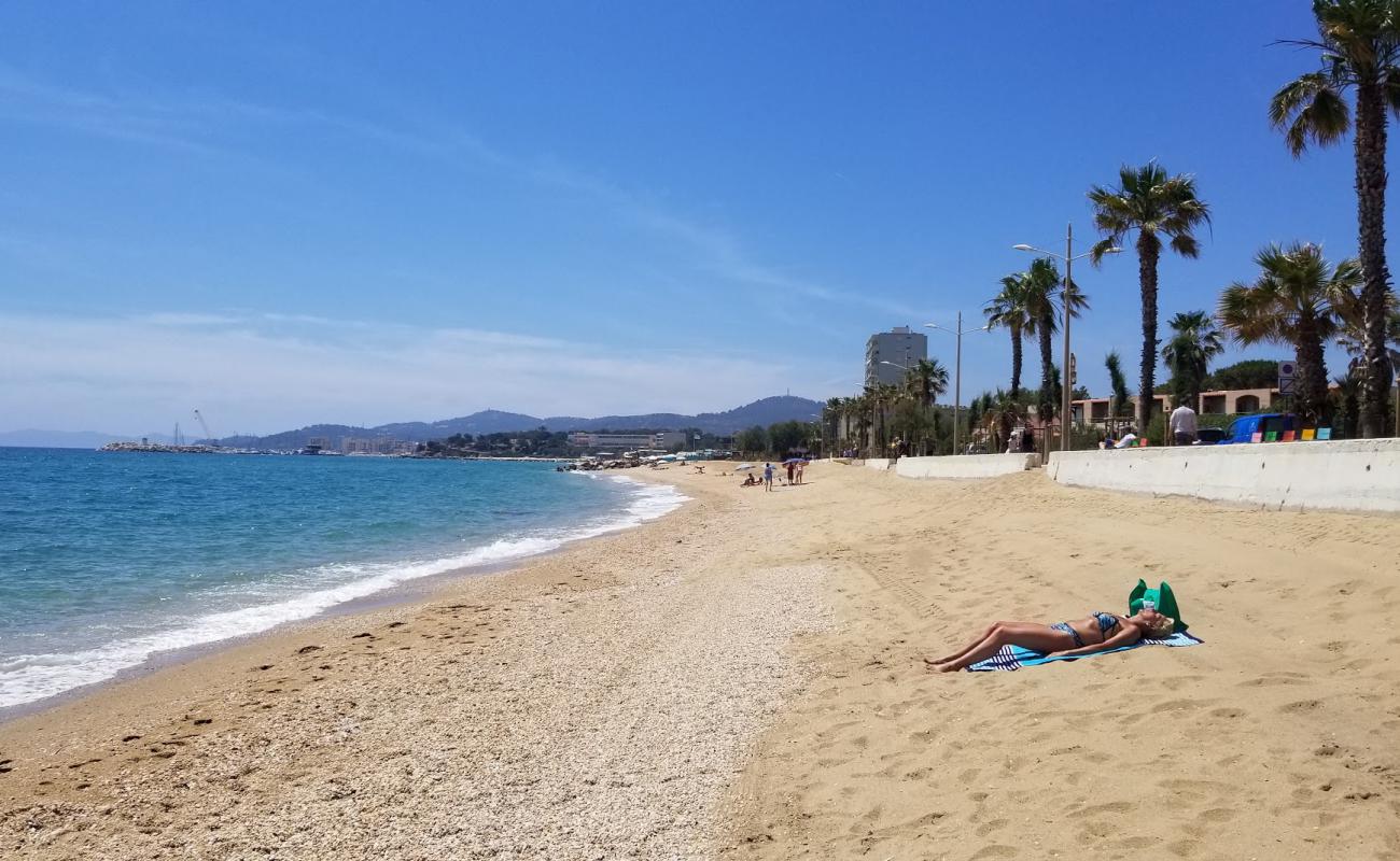 Foto de Playa de Lavandou con arena brillante superficie