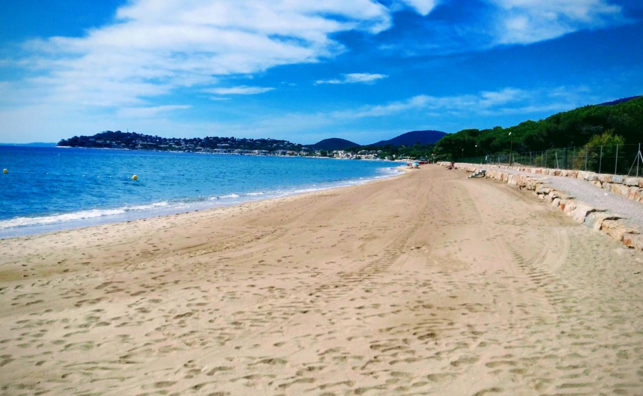 Foto de Plage de Cavalaire-sur-Mer con brillante arena fina superficie