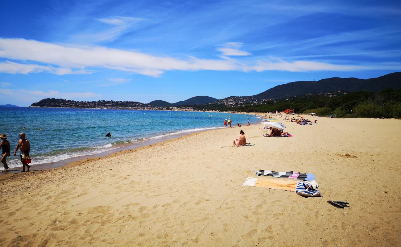 Foto de Playa de Desembarco con brillante arena fina superficie