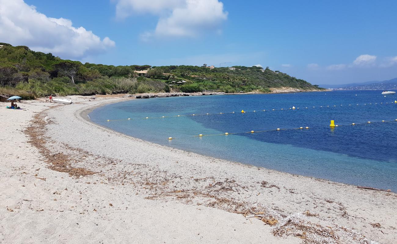 Foto de La Moutte beach con arena brillante superficie