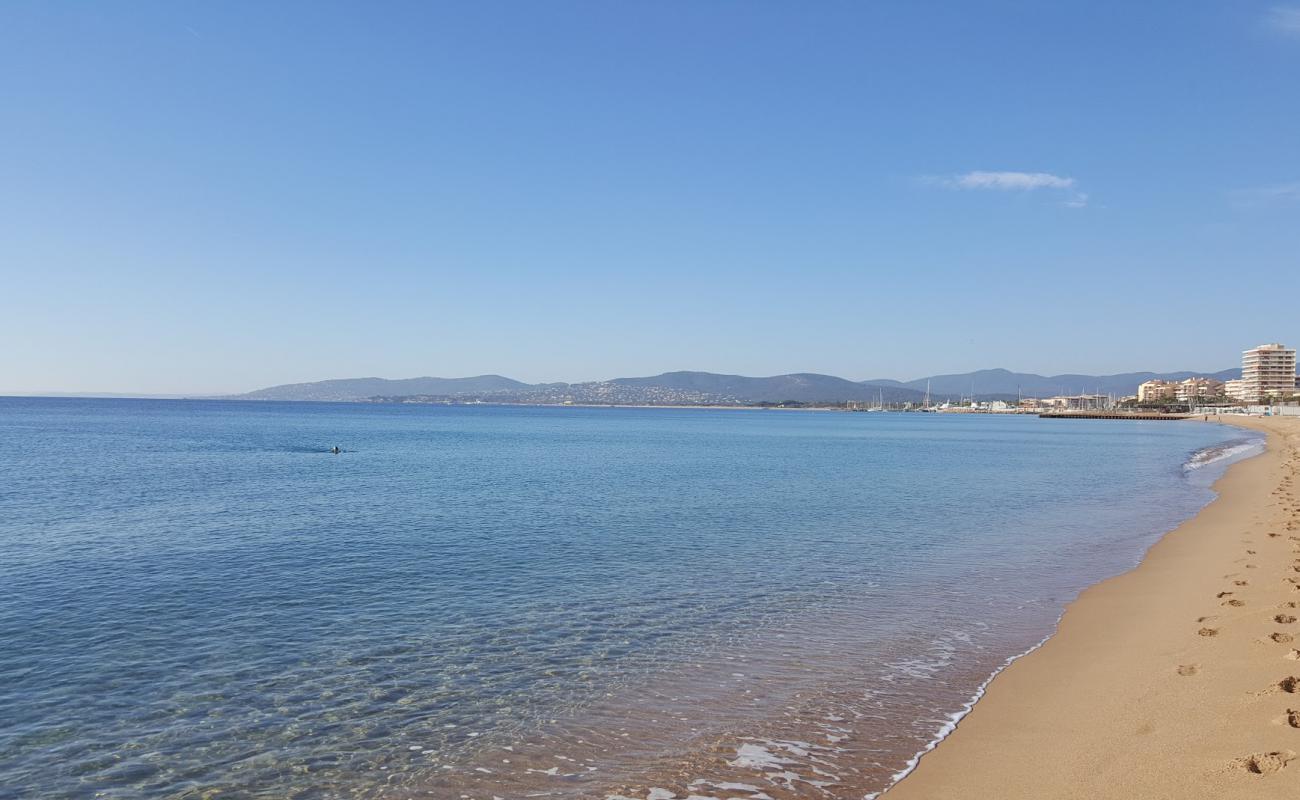 Foto de Playa de Frejus con brillante arena fina superficie