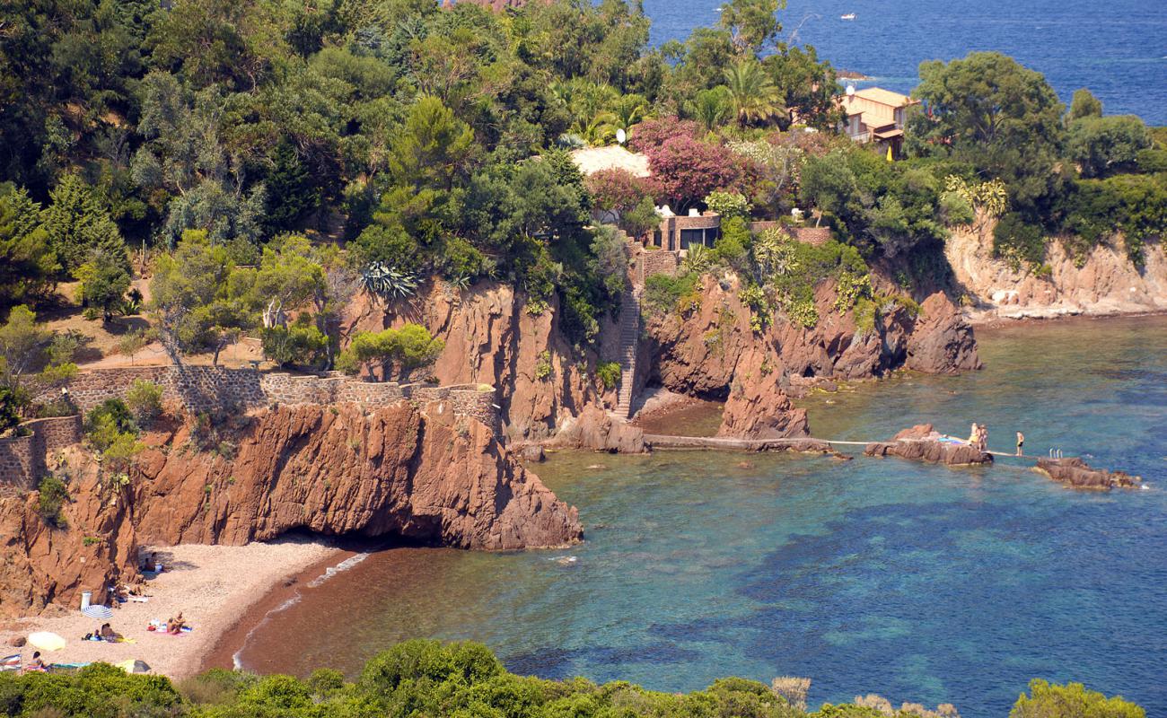 Foto de Cap Roux beach con guijarro oscuro superficie