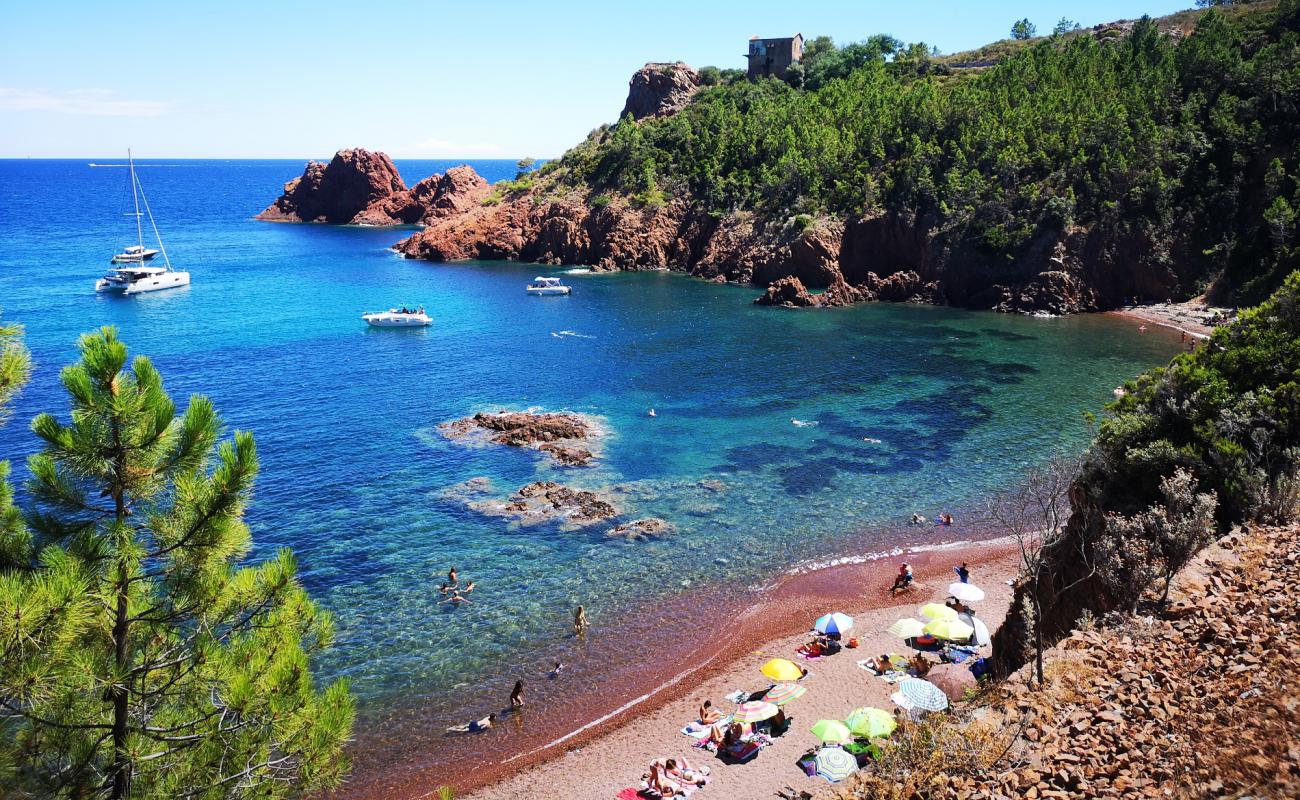 Foto de Calanque de Maubois con guijarro oscuro superficie