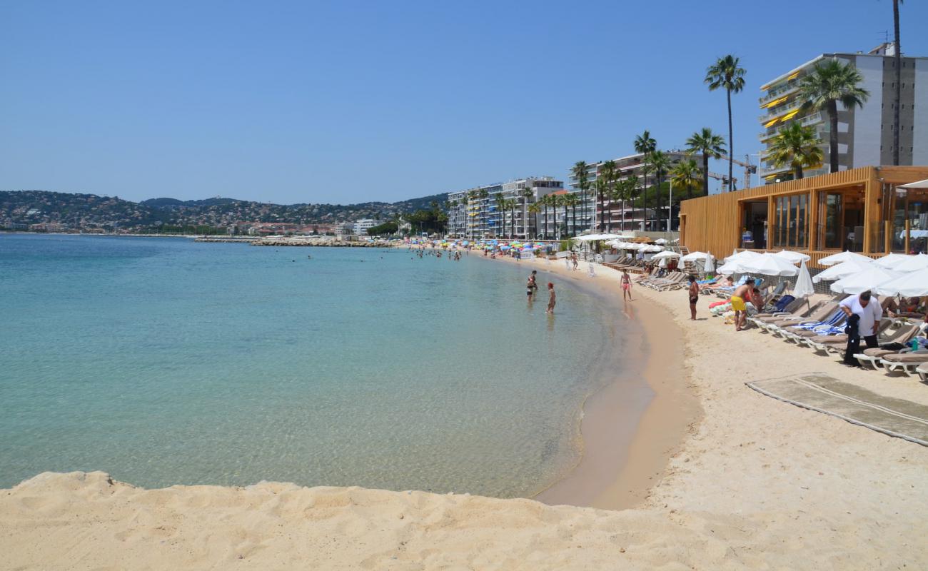 Foto de Playa de Juan Les Pins con brillante arena fina superficie