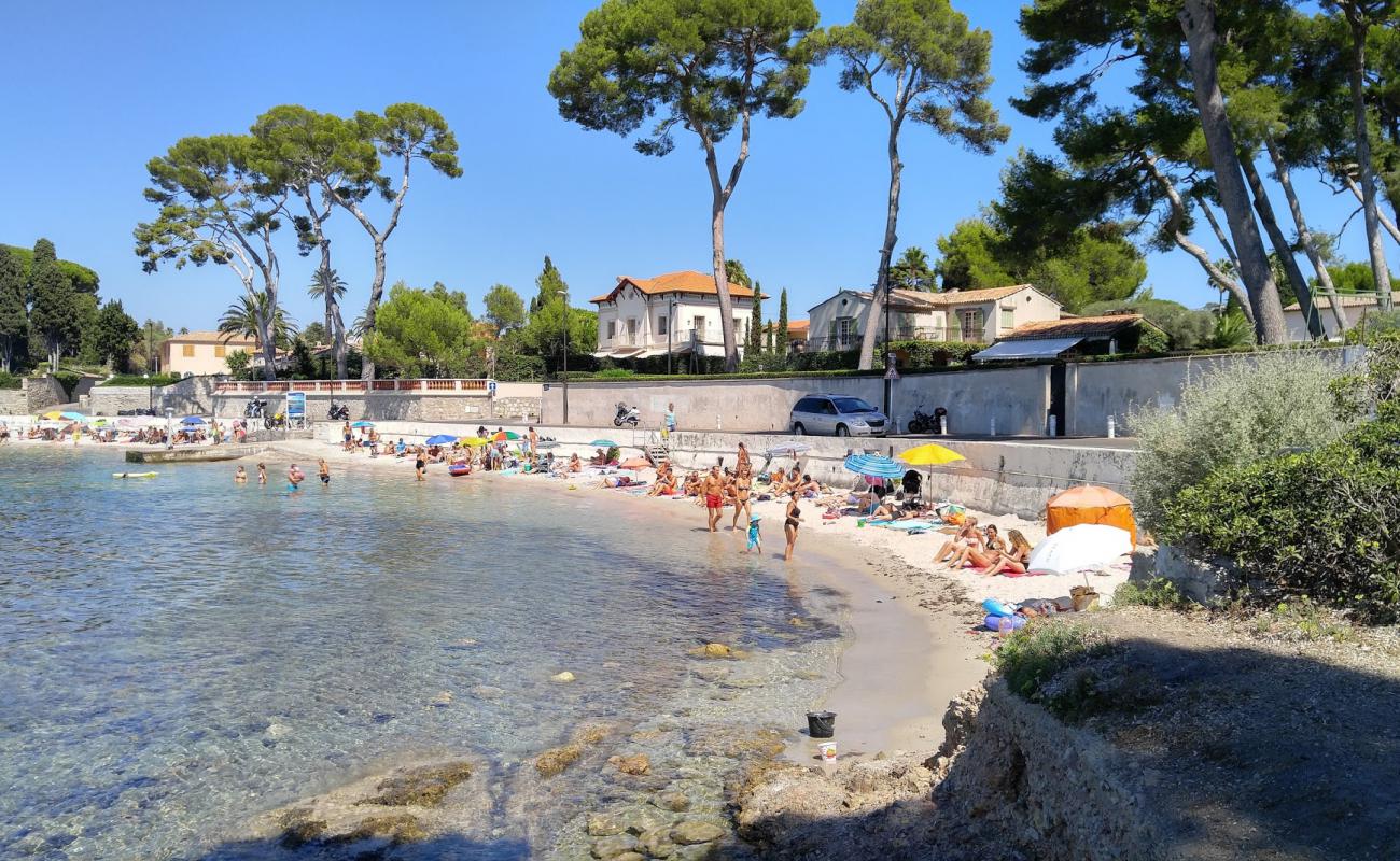 Foto de Plage des Ondes con brillante arena fina superficie