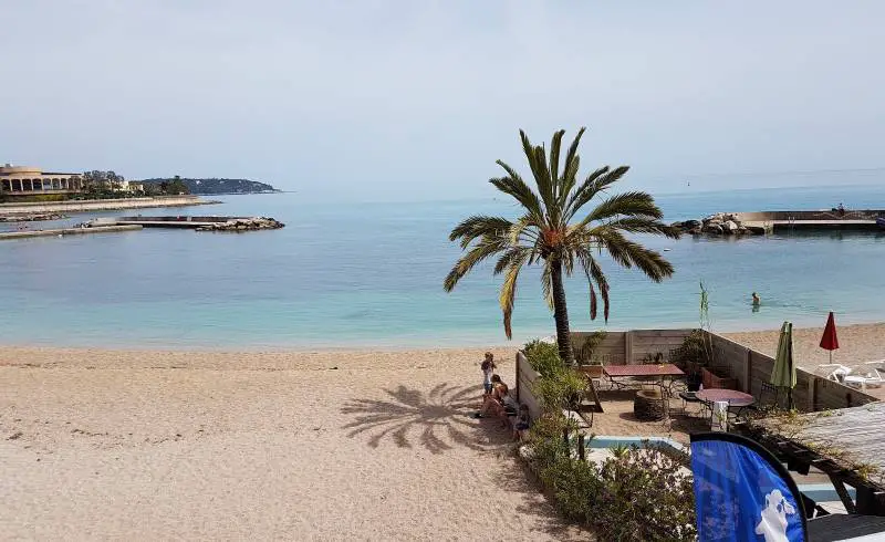 Foto de Playa de Larvotto con guijarro fino claro superficie