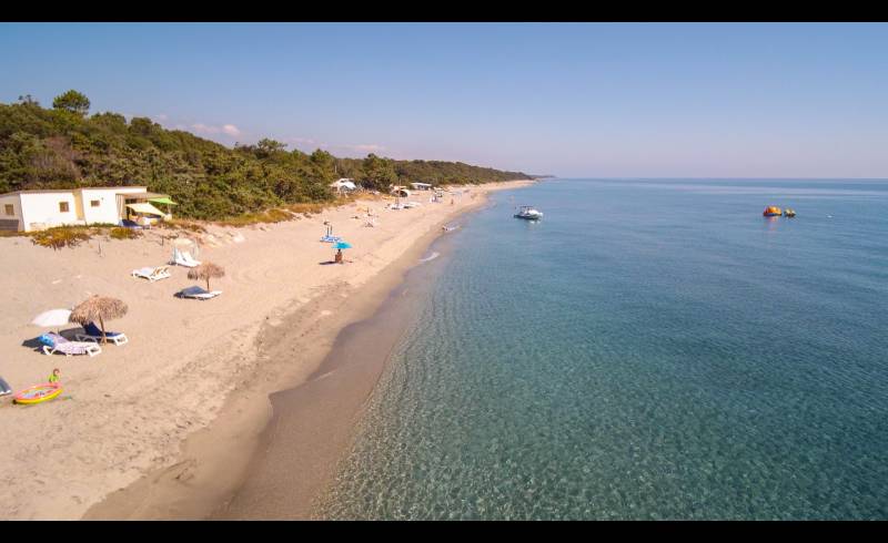 Foto de Stintino beach con arena brillante superficie