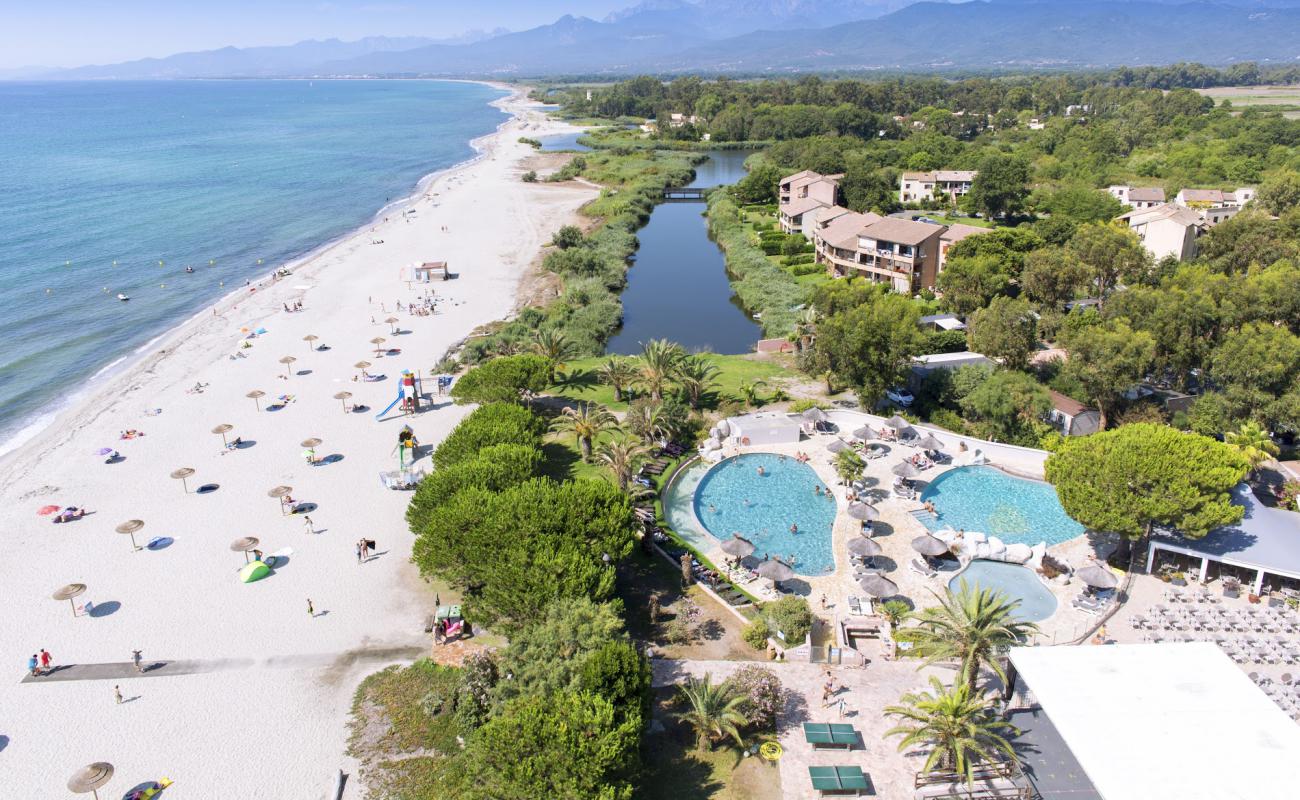 Foto de Plage Arinella Bianca con brillante arena fina superficie