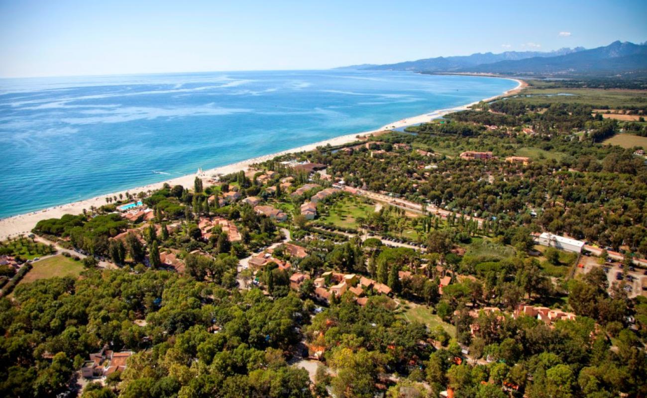 Foto de Plage de Serra-di-Fiumorbo con arena brillante superficie