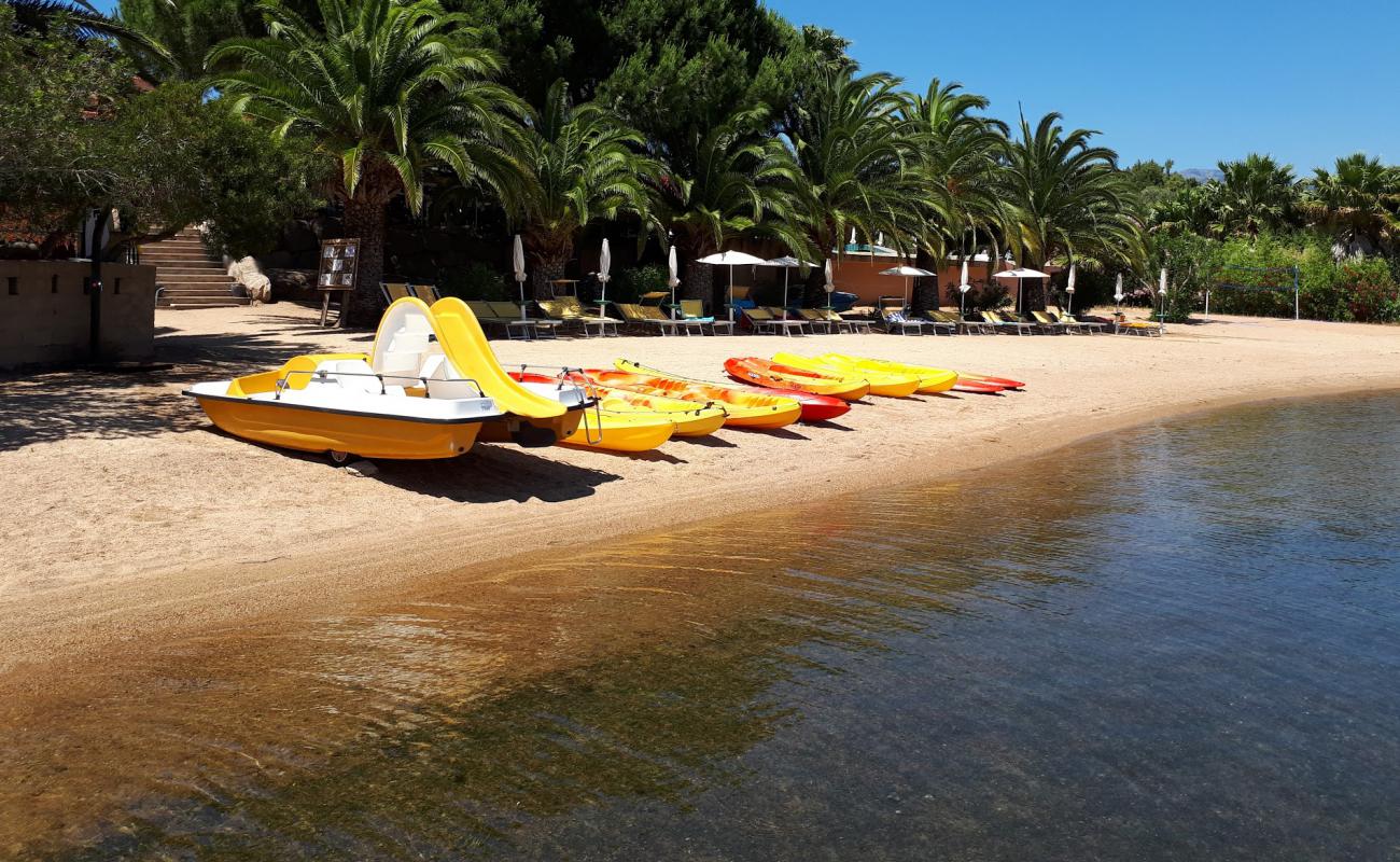 Foto de Port de Figari con arena brillante superficie