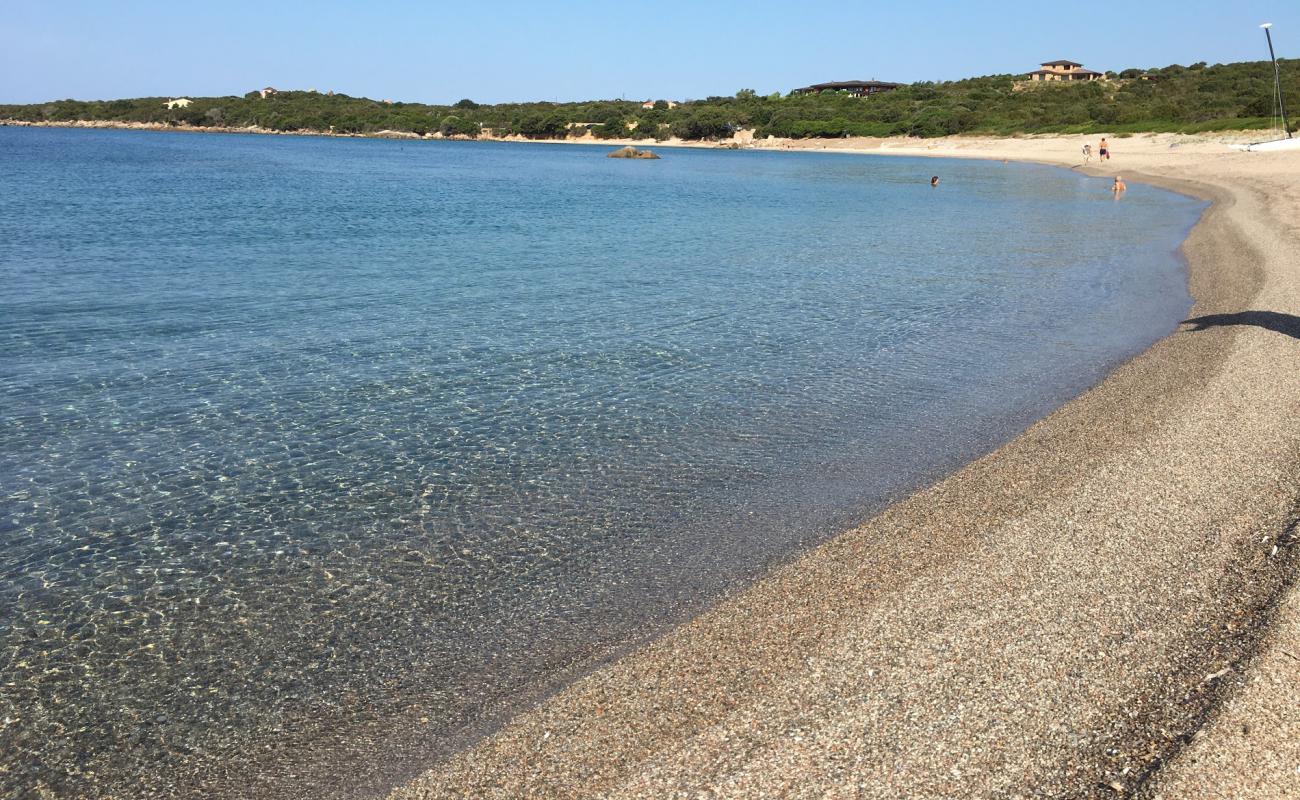 Foto de Figari beach con arena brillante y rocas superficie