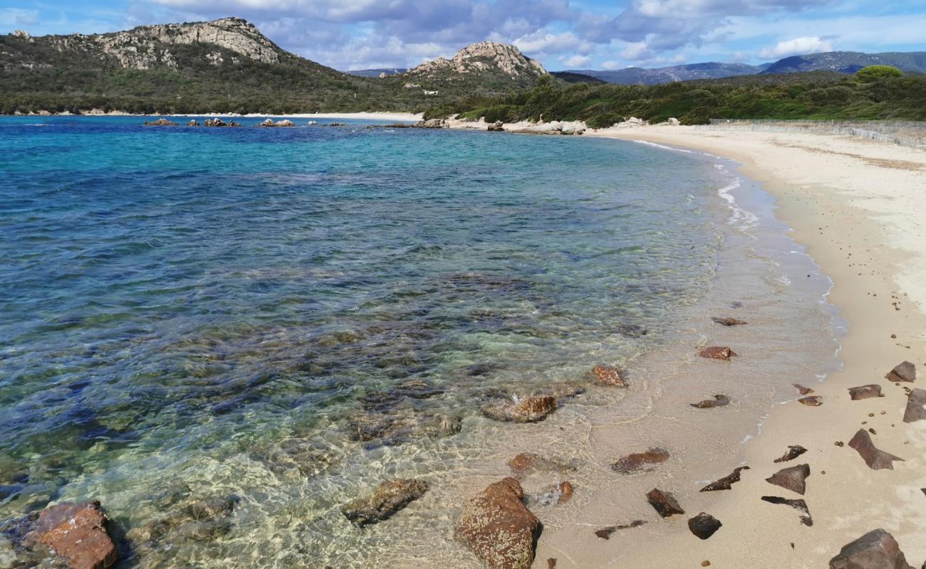 Foto de Chevanu beach II con arena brillante y rocas superficie