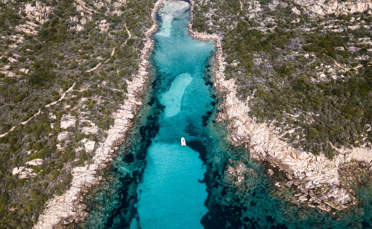 Foto de Cala Longa beach con arena brillante superficie