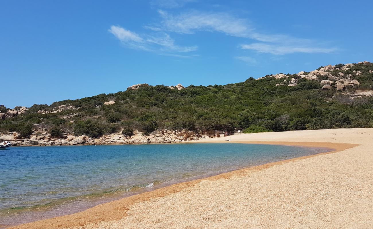 Foto de Cala Di Tivella con arena brillante superficie