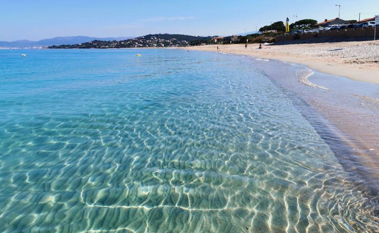 Foto de Agosta beach con brillante arena fina superficie