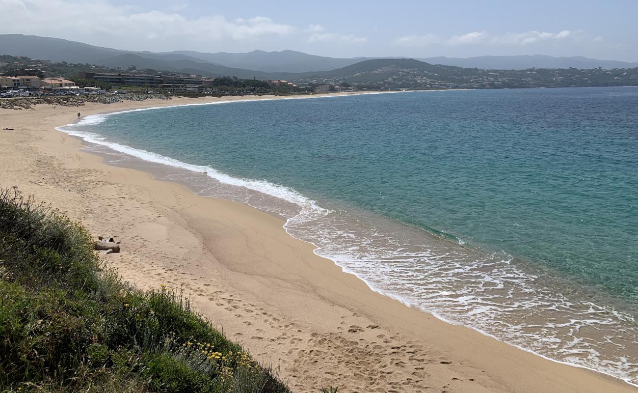 Foto de Agosta beach III con brillante arena fina superficie