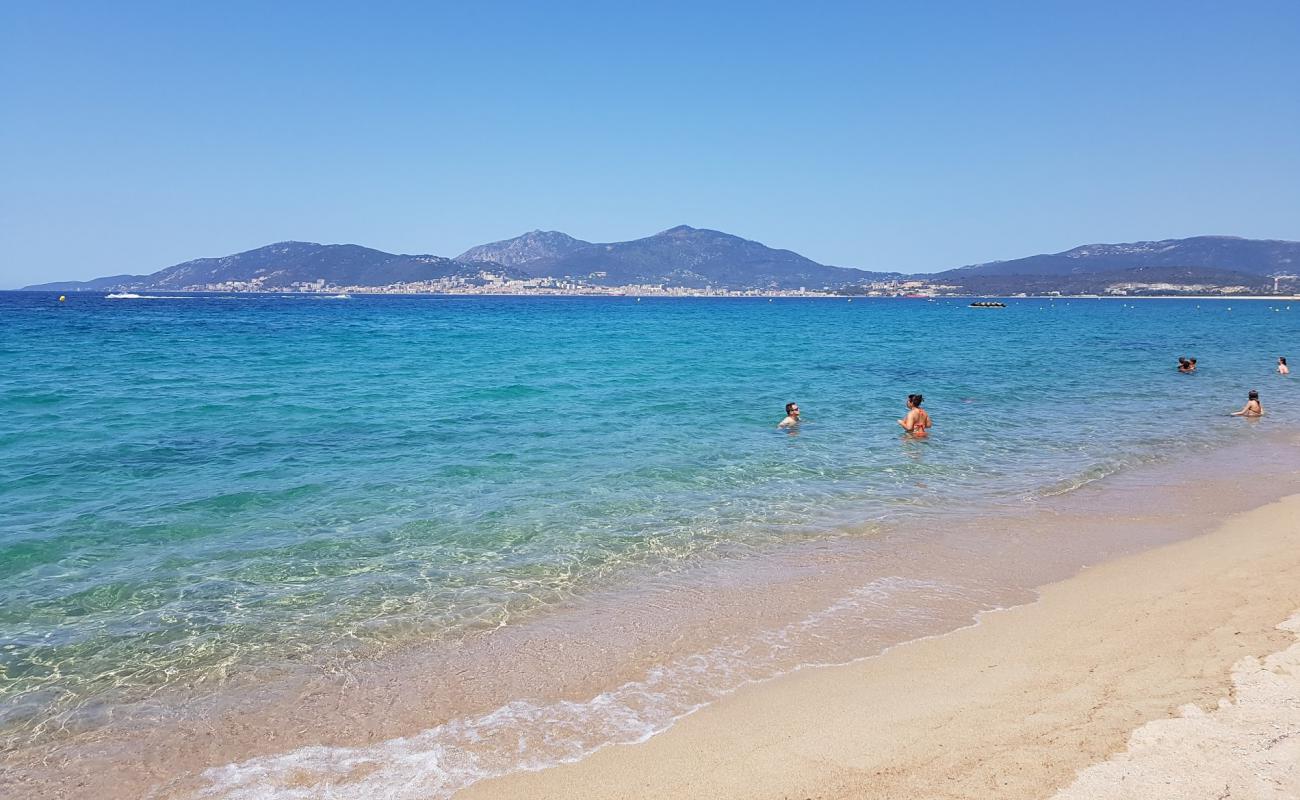 Foto de Playa de Porticcio con brillante arena fina superficie