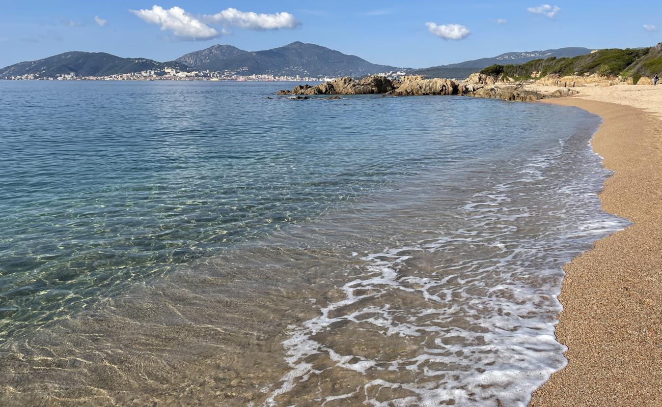 Foto de Capitello beach con brillante arena fina superficie