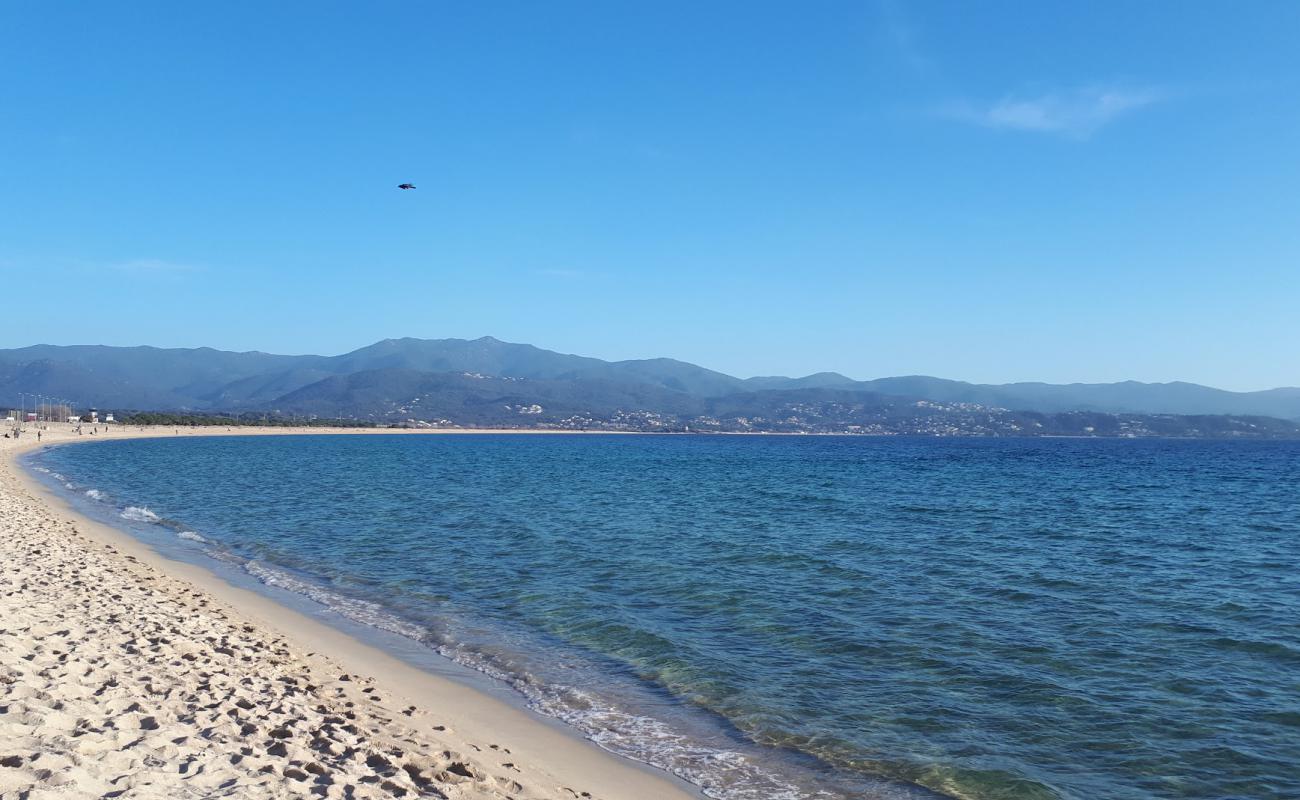 Foto de Playa Ricanto con brillante arena fina superficie