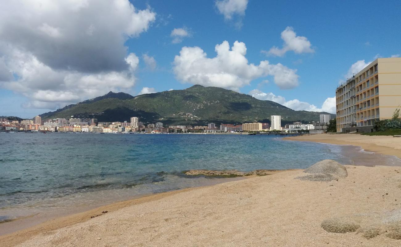 Foto de Corse Azur con brillante arena fina superficie