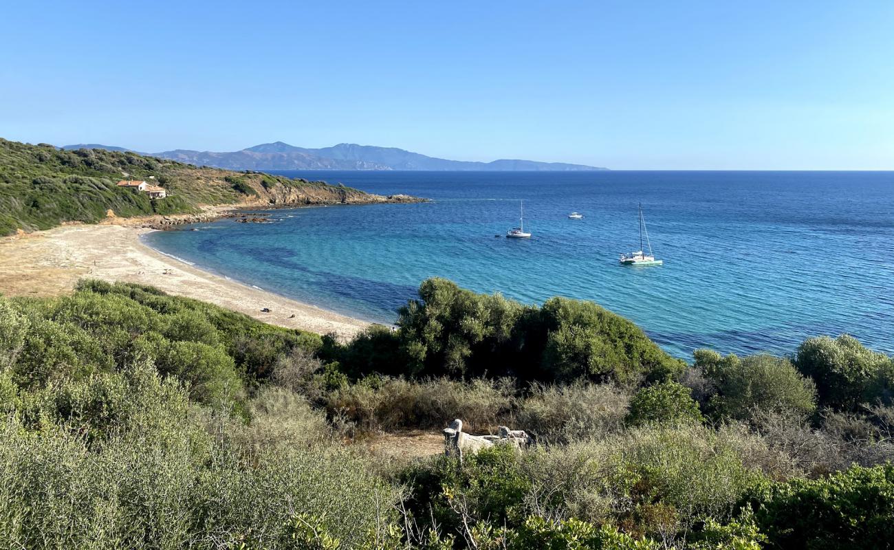 Foto de Mandiles beach con arena brillante superficie