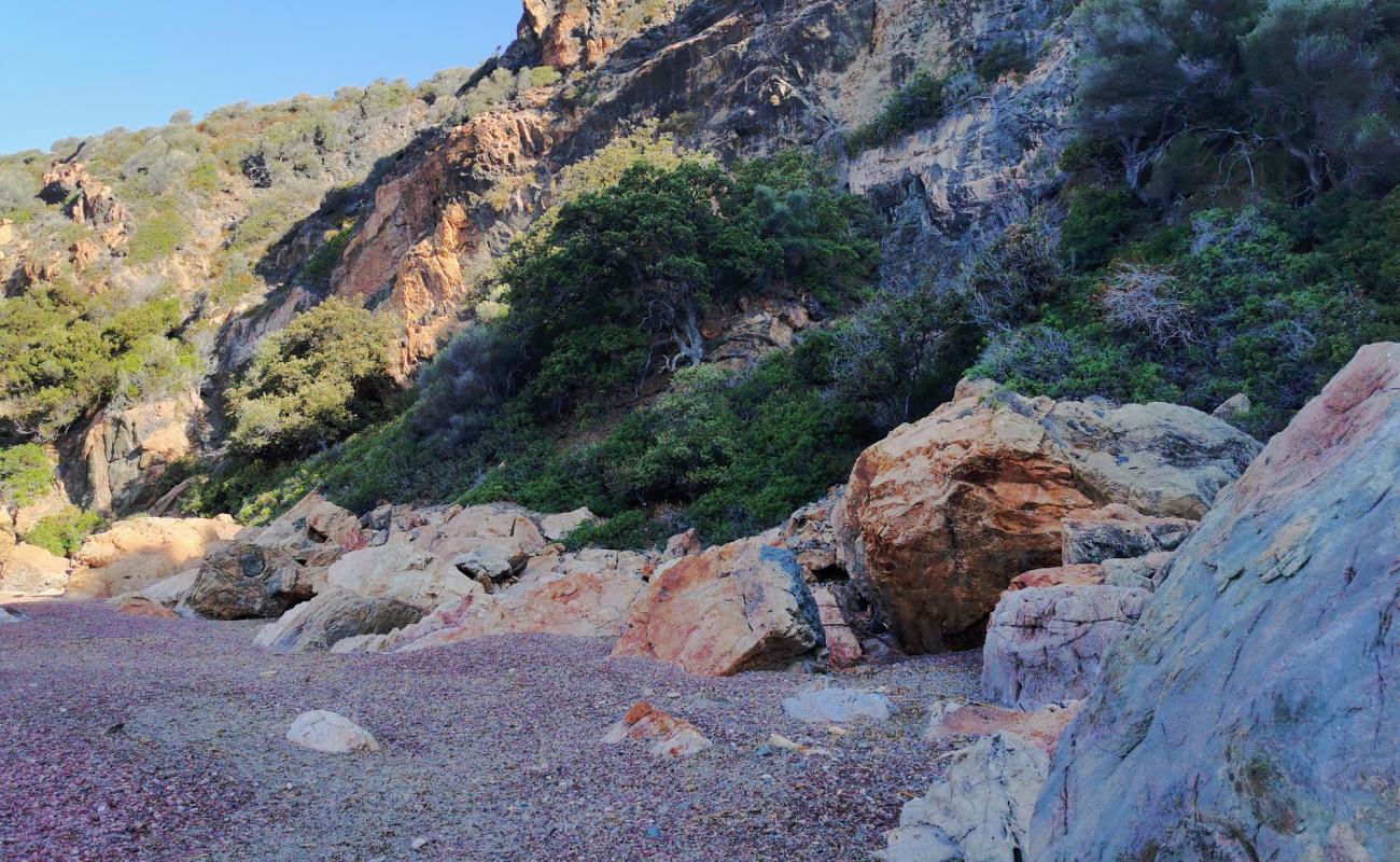 Foto de Gradi beach con guijarro fino oscuro superficie